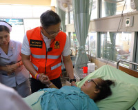 ผู้ว่าราชการจังหวัดสุราษฎร์ธานี เยี่ยมอาการและให้กำลังใจผู้ไ ... พารามิเตอร์รูปภาพ 18