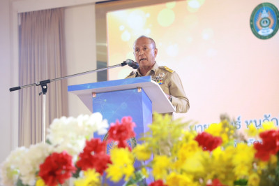 รองผู้ว่าราชการจังหวัดสุราษฎร์ธานี เป็นประธานในพิธีมอบถ้วยรา ... พารามิเตอร์รูปภาพ 1