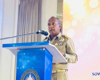 รองผู้ว่าราชการจังหวัดสุราษฎร์ธานี เป็นประธานในพิธีมอบถ้วยรา ... พารามิเตอร์รูปภาพ 1