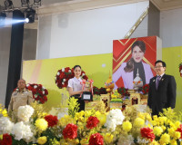 รองผู้ว่าราชการจังหวัดสุราษฎร์ธานี เป็นประธานในพิธีมอบถ้วยรา ... พารามิเตอร์รูปภาพ 29