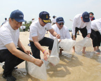 ผู้ว่าฯ สุราษฎร์ธานีร่วมปล่อยลูกปูม้า 200,000 ตัว คืนสู่ธรรม ... พารามิเตอร์รูปภาพ 14