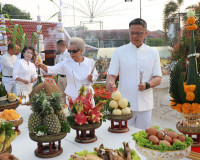 พ่อเมืองสุราษฎร์ธานี นำชาวจังหวัดสุราษฎร์ธานีร่วมพิธีบวงสรวง ... พารามิเตอร์รูปภาพ 8