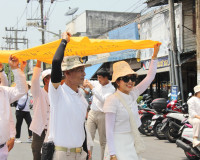 พ่อเมืองสุราษฎร์ธานีนำข้าราชการและประชาชนร่วมขบวนแห่ผ้าพระบฏ ... พารามิเตอร์รูปภาพ 18