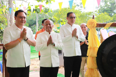 รองผู้ว่าฯ สุราษฎร์ธานี เปิดงานปิดทองฝังลูกนิมิตและผูกพันธสี ... พารามิเตอร์รูปภาพ 1