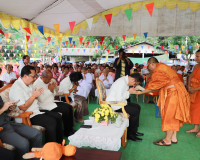 รองผู้ว่าฯ สุราษฎร์ธานี เปิดงานปิดทองฝังลูกนิมิตและผูกพันธสี ... พารามิเตอร์รูปภาพ 4