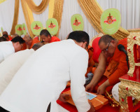 รองผู้ว่าฯ สุราษฎร์ธานี เปิดงานปิดทองฝังลูกนิมิตและผูกพันธสี ... พารามิเตอร์รูปภาพ 9