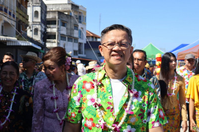 ผู้ว่าฯ สุราษฎร์ฯ นำประชาชนร่วมตักบาตรรับปีใหม่ไทย สืบสานประ ... พารามิเตอร์รูปภาพ 1