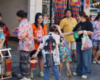 ผู้ว่าฯ สุราษฎร์ฯ นำประชาชนร่วมตักบาตรรับปีใหม่ไทย สืบสานประ ... พารามิเตอร์รูปภาพ 2