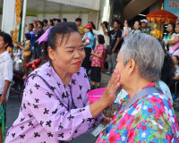 ผู้ว่าฯ สุราษฎร์ฯ นำประชาชนร่วมตักบาตรรับปีใหม่ไทย สืบสานประ ... พารามิเตอร์รูปภาพ 5