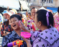 ผู้ว่าฯ สุราษฎร์ฯ นำประชาชนร่วมตักบาตรรับปีใหม่ไทย สืบสานประ ... พารามิเตอร์รูปภาพ 6