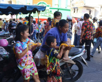 ผู้ว่าฯ สุราษฎร์ฯ นำประชาชนร่วมตักบาตรรับปีใหม่ไทย สืบสานประ ... พารามิเตอร์รูปภาพ 7
