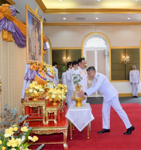 ผู้ว่าราชการจังหวัดสุราษฎร์ธานี รับมอบ "พระศรีมหาโพธิทศมราชบ ... พารามิเตอร์รูปภาพ 1