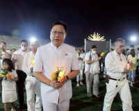 รองผู้ว่าราชการจังหวัดฯ เป็นประธานในพิธีเวียนเทียนเนื่องในวั ... พารามิเตอร์รูปภาพ 9