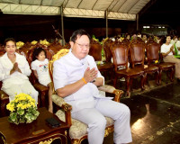รองผู้ว่าราชการจังหวัดฯ เป็นประธานในพิธีเวียนเทียนเนื่องในวั ... พารามิเตอร์รูปภาพ 12