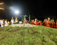 รองผู้ว่าราชการจังหวัดฯ เป็นประธานในพิธีเวียนเทียนเนื่องในวั ... พารามิเตอร์รูปภาพ 17