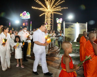 รองผู้ว่าราชการจังหวัดฯ เป็นประธานในพิธีเวียนเทียนเนื่องในวั ... พารามิเตอร์รูปภาพ 21