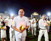 รองผู้ว่าราชการจังหวัดฯ เป็นประธานในพิธีเวียนเทียนเนื่องในวั ... พารามิเตอร์รูปภาพ 23