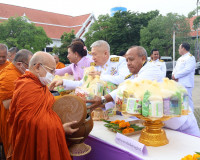 จังหวัดสุราษฎร์ธานี จัดพิธีทำบุญตักบาตร เนื่องในโอกาสวันเฉลิ ... พารามิเตอร์รูปภาพ 17