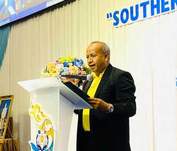 รองผู้ว่าราชการจังหวัดสุราษฎร์ธานี กล่าวต้อนรับนายสุรศักดิ์  ... พารามิเตอร์รูปภาพ 1