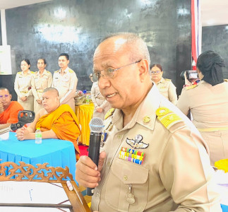 รองผู้ว่าราชการจังหวัดสุราษฎร์ธานี กล่าวถวายการต้อนรับพระเทพ ... พารามิเตอร์รูปภาพ 1