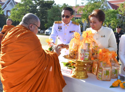 รองผู้ว่าราชการจังหวัดสุราษฎร์ธานีเป็นประธานในพิธีทำบุญตักบา ... พารามิเตอร์รูปภาพ 1