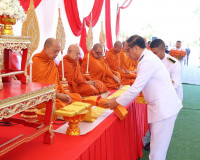 รองผู้ว่าราชการจังหวัดสุราษฎร์ธานีเป็นประธานในพิธีทำบุญตักบา ... พารามิเตอร์รูปภาพ 4