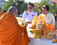 รองผู้ว่าราชการจังหวัดสุราษฎร์ธานีเป็นประธานในพิธีทำบุญตักบา ... พารามิเตอร์รูปภาพ 11