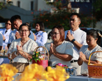 รองผู้ว่าราชการจังหวัดสุราษฎร์ธานีเป็นประธานในพิธีทำบุญตักบา ... พารามิเตอร์รูปภาพ 12
