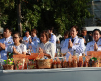 รองผู้ว่าราชการจังหวัดสุราษฎร์ธานีเป็นประธานในพิธีทำบุญตักบา ... พารามิเตอร์รูปภาพ 13