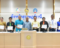 รองผู้ว่าราชการจังหวัดสุราษฎร์ธานี เป็นประธานในพิธีมอบเกียรต ... พารามิเตอร์รูปภาพ 12
