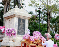 รองผู้ว่าราชการจังหวัดสุราษฎร์ธานี เป็นประธานในพิธีวางพวงมาล ... พารามิเตอร์รูปภาพ 1