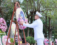รองผู้ว่าราชการจังหวัดสุราษฎร์ธานี เป็นประธานในพิธีวางพวงมาล ... พารามิเตอร์รูปภาพ 2