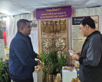 รองผู้ว่าราชการจังหวัดฯ ตรวจความพร้อมบูธนิทรรศการของ จ.สุราษ ... พารามิเตอร์รูปภาพ 2