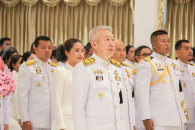 รองผู้ว่าราชการจังหวัดสุราษฎร์ธานี เป็นประธานในพิธีวางพานพุ่ ... พารามิเตอร์รูปภาพ 1