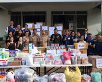 ผู้ว่าฯ สุราษฎร์ธานี ส่งมอบสิ่งของบริจาคให้ มทบ.45 ลำเลียงช่ ... พารามิเตอร์รูปภาพ 1