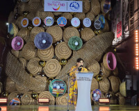 สุราษฎร์ธานีเปิดไฟต้นคริสต์มาส “พราวราสา” ยกย่องมะพร้าว–หัตถ ... พารามิเตอร์รูปภาพ 1