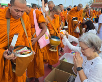 สุราษฎร์ธานีจัดพิธีทำบุญเมืองใหญ่ ตักบาตรพระ 1,110 รูป ฉลอง  ... พารามิเตอร์รูปภาพ 13