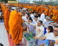 สุราษฎร์ธานีจัดพิธีทำบุญเมืองใหญ่ ตักบาตรพระ 1,110 รูป ฉลอง  ... พารามิเตอร์รูปภาพ 30