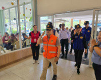 สุราษฎร์ธานีห่วงใยประชาชน รองผู้ว่าฯ ลงพื้นที่ให้กำลังใจเจ้า ... พารามิเตอร์รูปภาพ 3