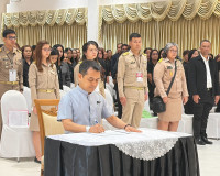 ประชาชนจังหวัดสุราษฎร์ธานีพร้อมใจเดินทางไปเข้าเฝ้าฯ กราบถวาย ... พารามิเตอร์รูปภาพ 7