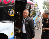 ประชาชนจังหวัดสุราษฎร์ธานีพร้อมใจเดินทางไปเข้าเฝ้าฯ กราบถวาย ... พารามิเตอร์รูปภาพ 17