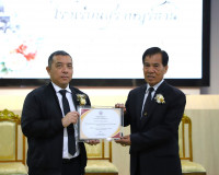 ผู้ว่าฯ สุราษฎร์ธานี เปิดกิจกรรม “วันธารน้ำใจ” มอบทุนการศึกษ ... พารามิเตอร์รูปภาพ 2