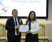 ผู้ว่าฯ สุราษฎร์ธานี เปิดกิจกรรม “วันธารน้ำใจ” มอบทุนการศึกษ ... พารามิเตอร์รูปภาพ 3