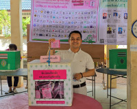 รองผู้ว่าราชการจังหวัดสุราษฎร์ธานี ลงพื้นที่ใช้สิทธิเลือกตั้ ... พารามิเตอร์รูปภาพ 2