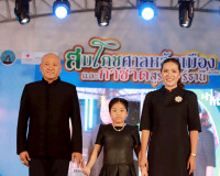 จังหวัดสุราษฎร์ธานี จัดเดินแบบผ้าไทยเพื่อการกุศล “วิจิตรพัสต ... พารามิเตอร์รูปภาพ 15