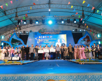 จังหวัดสุราษฎร์ธานี จัดเดินแบบผ้าไทยเพื่อการกุศล “วิจิตรพัสต ... พารามิเตอร์รูปภาพ 23