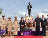 ข้าราชการและประชาชนจังหวัดสุราษฎร์ธานี ร่วมพิธีวางพวงมาลาและ ... พารามิเตอร์รูปภาพ 7