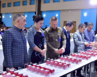 หวยสัญจรที่จังหวัดสุราษฎร์ธานีคึกคักประชาชนทุกสาขาอาชีพร่วมร ... พารามิเตอร์รูปภาพ 20