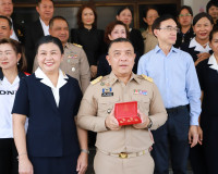 ผู้ว่าฯ สุราษฎร์ธานี มอบรางวัลแก่ผู้โชคดีจากสลากกาชาด ประจำป ... พารามิเตอร์รูปภาพ 4