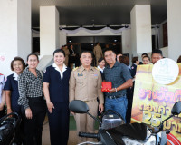 ผู้ว่าฯ สุราษฎร์ธานี มอบรางวัลแก่ผู้โชคดีจากสลากกาชาด ประจำป ... พารามิเตอร์รูปภาพ 5